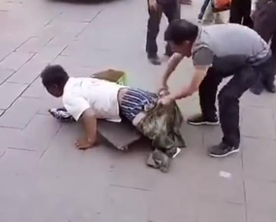 فضحه احد المارة.. متسول يتحول برمشة عين الى متحيل صورة رقم 2