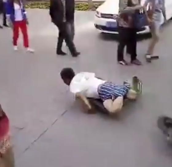فضحه احد المارة.. متسول يتحول برمشة عين الى متحيل صورة رقم 3
