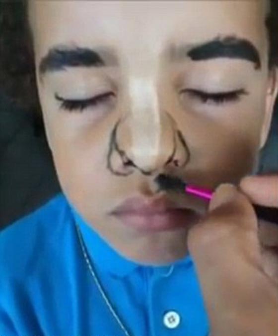 مكياج الام يحول الابن الى المغني دريك ويحظى بمليون مشاهدة صورة رقم 2