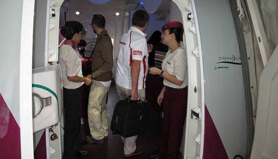 لماذا تستقبل المضيفات المسافرين على باب الطائرة؟ صورة رقم 2
