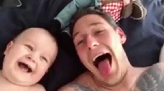 هكذا ضحك وأضحك الاب وطفله الملايين بكلمة واحدة.. فيديو صورة رقم 3