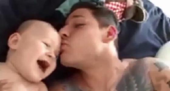 هكذا ضحك وأضحك الاب وطفله الملايين بكلمة واحدة.. فيديو صورة رقم 4
