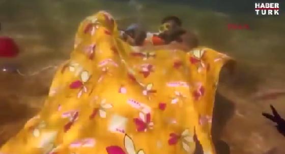 شاهد كيف حول غواصان قعر البحر الى غرفة نوم رومانسية صورة رقم 2