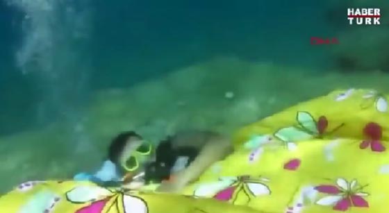 شاهد كيف حول غواصان قعر البحر الى غرفة نوم رومانسية صورة رقم 3