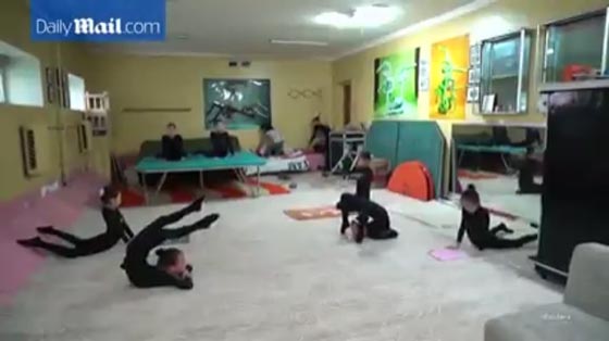 العالم يسجل اعجابه بطفلة تمتلك ليونة جسدية ملفتة.. شاهدها صورة رقم 1