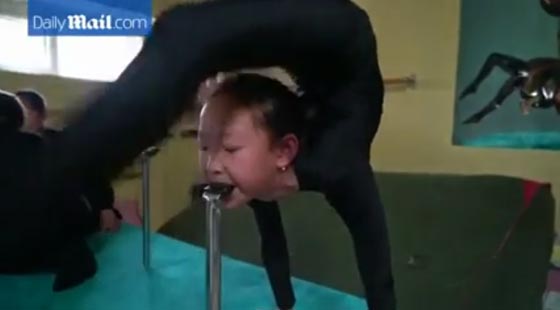 العالم يسجل اعجابه بطفلة تمتلك ليونة جسدية ملفتة.. شاهدها صورة رقم 4