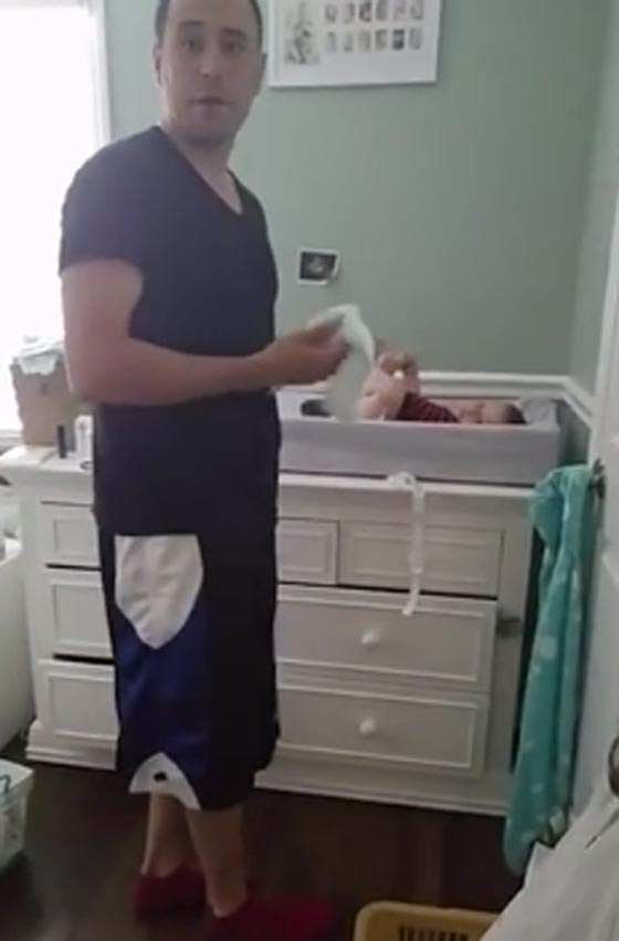 شاهد ما حل بالاب عندما غيّر حفاض طفله اول مرة صورة رقم 1