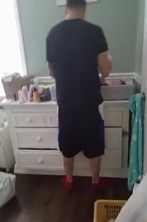 شاهد ما حل بالاب عندما غيّر حفاض طفله اول مرة صورة رقم 2