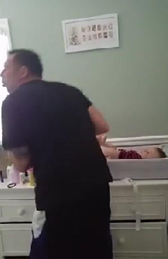 شاهد ما حل بالاب عندما غيّر حفاض طفله اول مرة صورة رقم 3