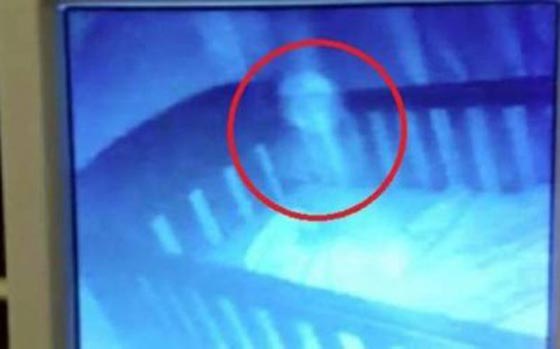  فيديو مثير.. شبح يزور طقلة في سريرها ويترك الام مصدومة! صورة رقم 1