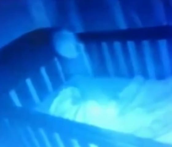  فيديو مثير.. شبح يزور طقلة في سريرها ويترك الام مصدومة! صورة رقم 2