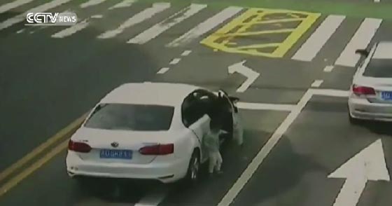 العناية الالهية جعلت حادثا مروعا ينتهي باصابة طفل بجراح طفيفة صورة رقم 2