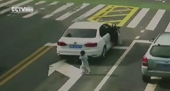 العناية الالهية جعلت حادثا مروعا ينتهي باصابة طفل بجراح طفيفة صورة رقم 3