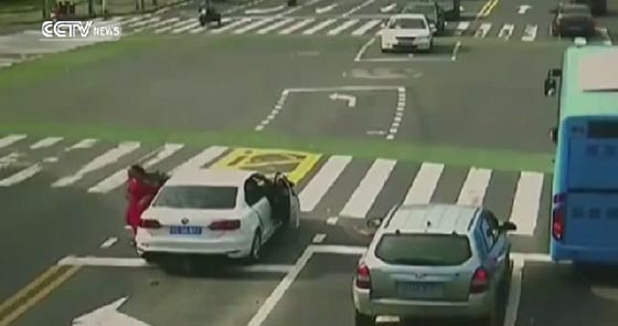 العناية الالهية جعلت حادثا مروعا ينتهي باصابة طفل بجراح طفيفة صورة رقم 5