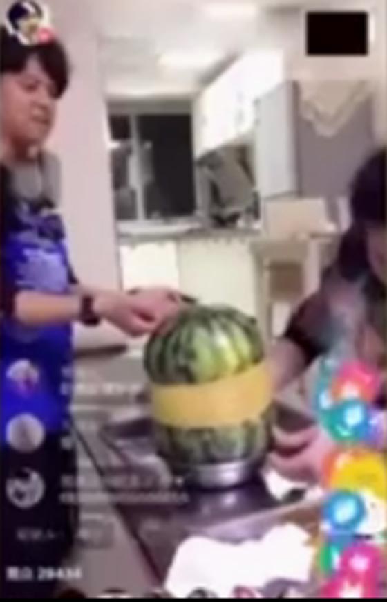 انفجار بطيخة في وجه رجل يتسبب بنقله الى المستشفى.. فيديو صورة رقم 3