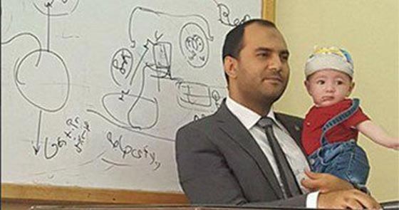 صور افضل مدرّسين في العالم: حمل طفل طالبته وتصوّر مع طالب نائم  صورة رقم 2