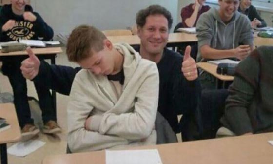 صور افضل مدرّسين في العالم: حمل طفل طالبته وتصوّر مع طالب نائم  صورة رقم 7