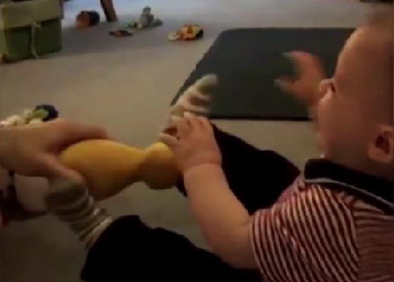 طفل يرد على دميته بنوبة ضحك هستيرية وابوه يحلق في اجوائها صورة رقم 2