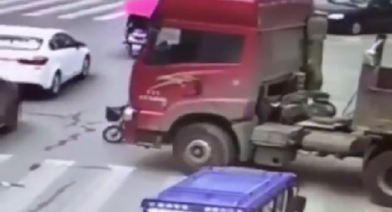 دهستها شاحنة ضخمة وكتبت لها النجاة.. شاهد الفيديو صورة رقم 2