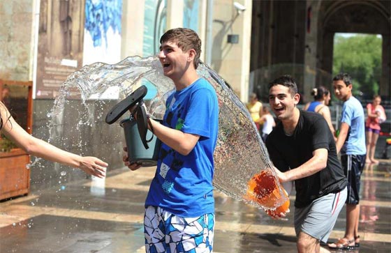 ارمينيا تطرد الحظ السيء بعيد الماء.. شاهد الصور صورة رقم 10 ارمينيا تطرد الحظ السيء بعيد الماء.. شاهد الصور صورة رقم 10