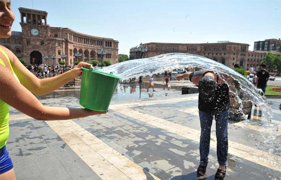 ارمينيا تطرد الحظ السيء بعيد الماء.. شاهد الصور صورة رقم 18 ارمينيا تطرد الحظ السيء بعيد الماء.. شاهد الصور صورة رقم 18