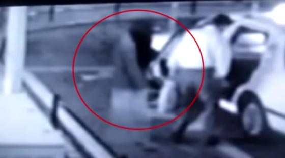  فيديو غريب.. شبح امرأة يلاحق رجلا في سيارة أجرة صورة رقم 3