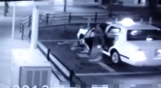  فيديو غريب.. شبح امرأة يلاحق رجلا في سيارة أجرة صورة رقم 2