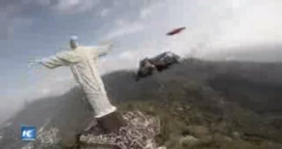 5 طيارين يحلقون فوق تمثال المسيح بالوان القارات تمهيدا للاولمبيادة صورة رقم 7