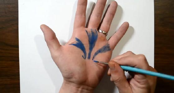 صور وفيديو مذهل.. فنان يرسم على يده بتقنية ثلاثية الابعاد صورة رقم 1