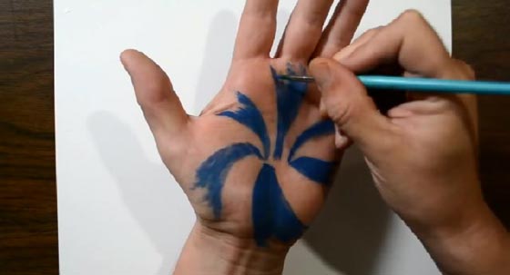 صور وفيديو مذهل.. فنان يرسم على يده بتقنية ثلاثية الابعاد صورة رقم 2