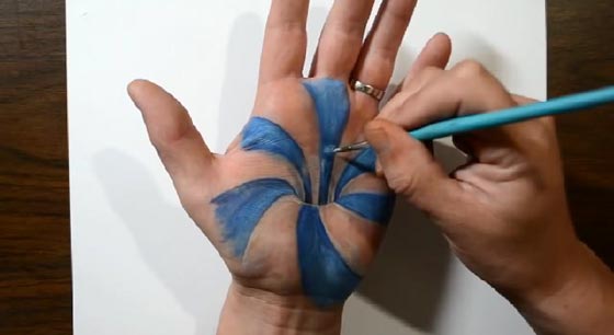 صور وفيديو مذهل.. فنان يرسم على يده بتقنية ثلاثية الابعاد صورة رقم 3