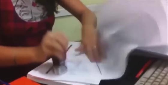 مواقع التواصل تشتعل لسرعة اشخاص في ادائهم لاعمالهم.. شاهدهم صورة رقم 1
