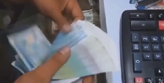 مواقع التواصل تشتعل لسرعة اشخاص في ادائهم لاعمالهم.. شاهدهم صورة رقم 8