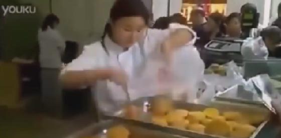 مواقع التواصل تشتعل لسرعة اشخاص في ادائهم لاعمالهم.. شاهدهم صورة رقم 9