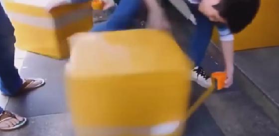 مواقع التواصل تشتعل لسرعة اشخاص في ادائهم لاعمالهم.. شاهدهم صورة رقم 10