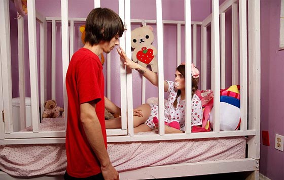 فيديو وصور.. فتاة حسناء تجاوزت العشرين وتعيش كالاطفال الرضع صورة رقم 2