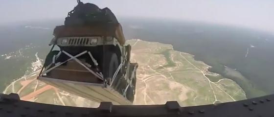 عربات هامر الامريكية خلال هبوطها من السماء الى الارض صورة رقم 1