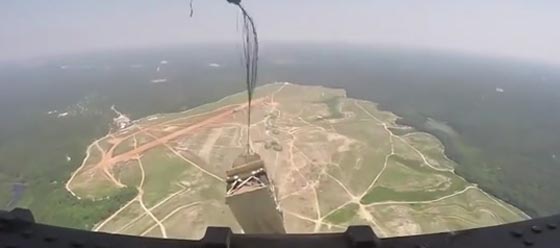 عربات هامر الامريكية خلال هبوطها من السماء الى الارض صورة رقم 2