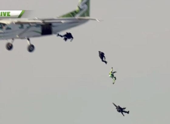 قفزة لا تصدق بدون مظلة من طائرة محلقة عاليا عاليا!! صورة رقم 3