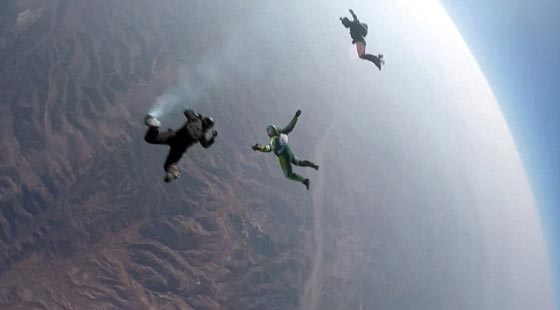 قفزة لا تصدق بدون مظلة من طائرة محلقة عاليا عاليا!! صورة رقم 2