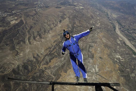 قفزة لا تصدق بدون مظلة من طائرة محلقة عاليا عاليا!! صورة رقم 5