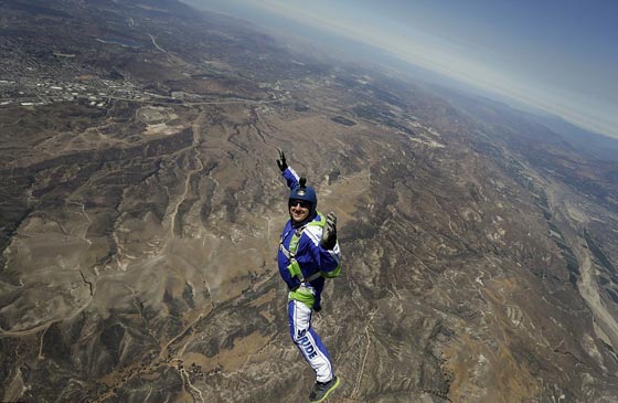 قفزة لا تصدق بدون مظلة من طائرة محلقة عاليا عاليا!! صورة رقم 8