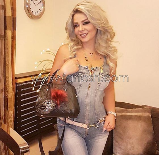 معجب يفاجئ فنانة لبنانية: اقتحم المسرح واحتضنها وحملها ودار بها أمام زوجته والحضور صورة رقم 4