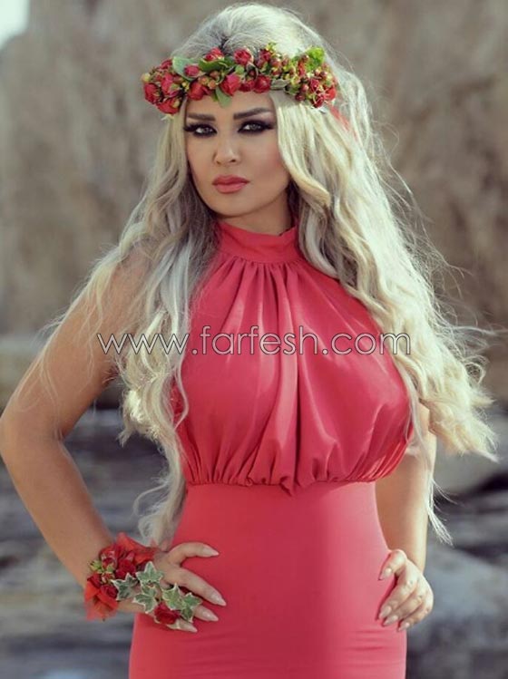 معجب يفاجئ فنانة لبنانية: اقتحم المسرح واحتضنها وحملها ودار بها أمام زوجته والحضور صورة رقم 6