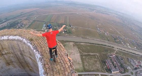 مغامر يتحدى الموت فوق مدخنة مهجورة صورة رقم 1 مغامر يتحدى الموت فوق مدخنة مهجورة صورة رقم 1