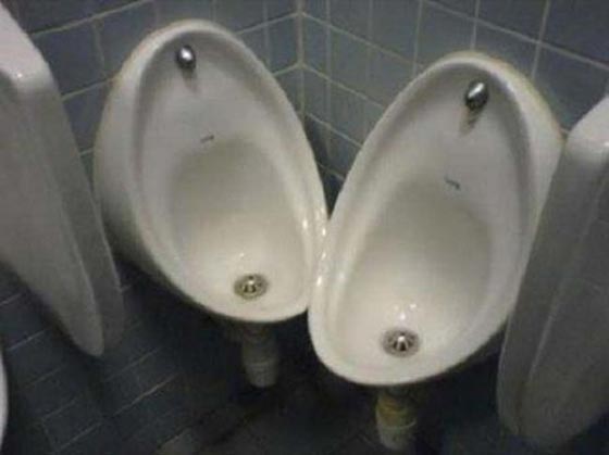 اغرب اخطاء معمارية مضحكة: مراحيض ملتصقة ومياه بخط الكهرباء! صورة رقم 3 اغرب اخطاء معمارية مضحكة: مراحيض ملتصقة ومياه بخط الكهرباء! صورة رقم 3