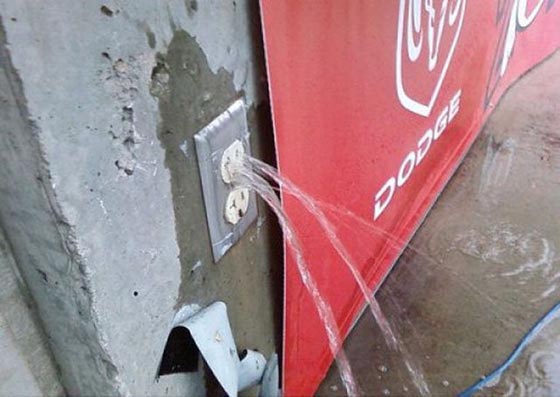 اغرب اخطاء معمارية مضحكة: مراحيض ملتصقة ومياه بخط الكهرباء! صورة رقم 7 اغرب اخطاء معمارية مضحكة: مراحيض ملتصقة ومياه بخط الكهرباء! صورة رقم 7