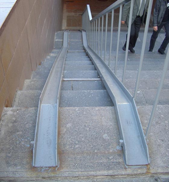 اغرب اخطاء معمارية مضحكة: مراحيض ملتصقة ومياه بخط الكهرباء! صورة رقم 5 اغرب اخطاء معمارية مضحكة: مراحيض ملتصقة ومياه بخط الكهرباء! صورة رقم 5