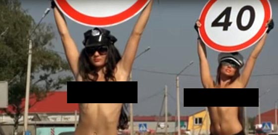 فتاتان حسناوتان تبتكران طريقة مثيرة تجعل السائقين يخففون السرعة صورة رقم 1 فتاتان حسناوتان تبتكران طريقة مثيرة تجعل السائقين يخففون السرعة صورة رقم 1