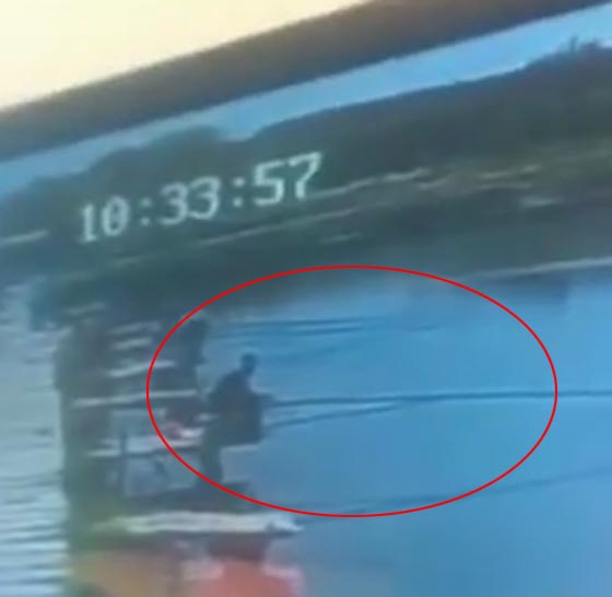 فيديو 'طريف: سمكة تتغلب على الصياد وتجذبه داخل الماء صورة رقم 1 فيديو 'طريف: سمكة تتغلب على الصياد وتجذبه داخل الماء صورة رقم 1